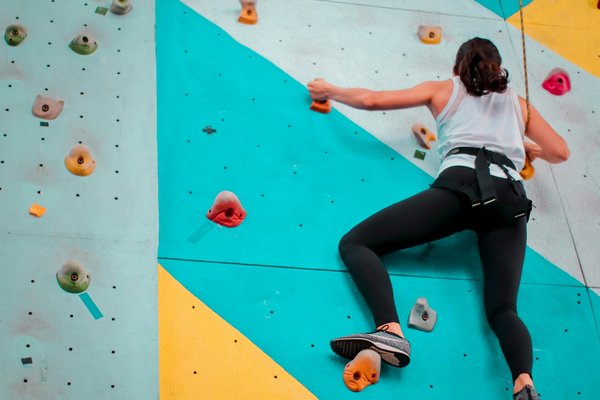 Essential Tips for Rock Climbers to Safeguard Against Tendon Injuries in High-Intensity Training